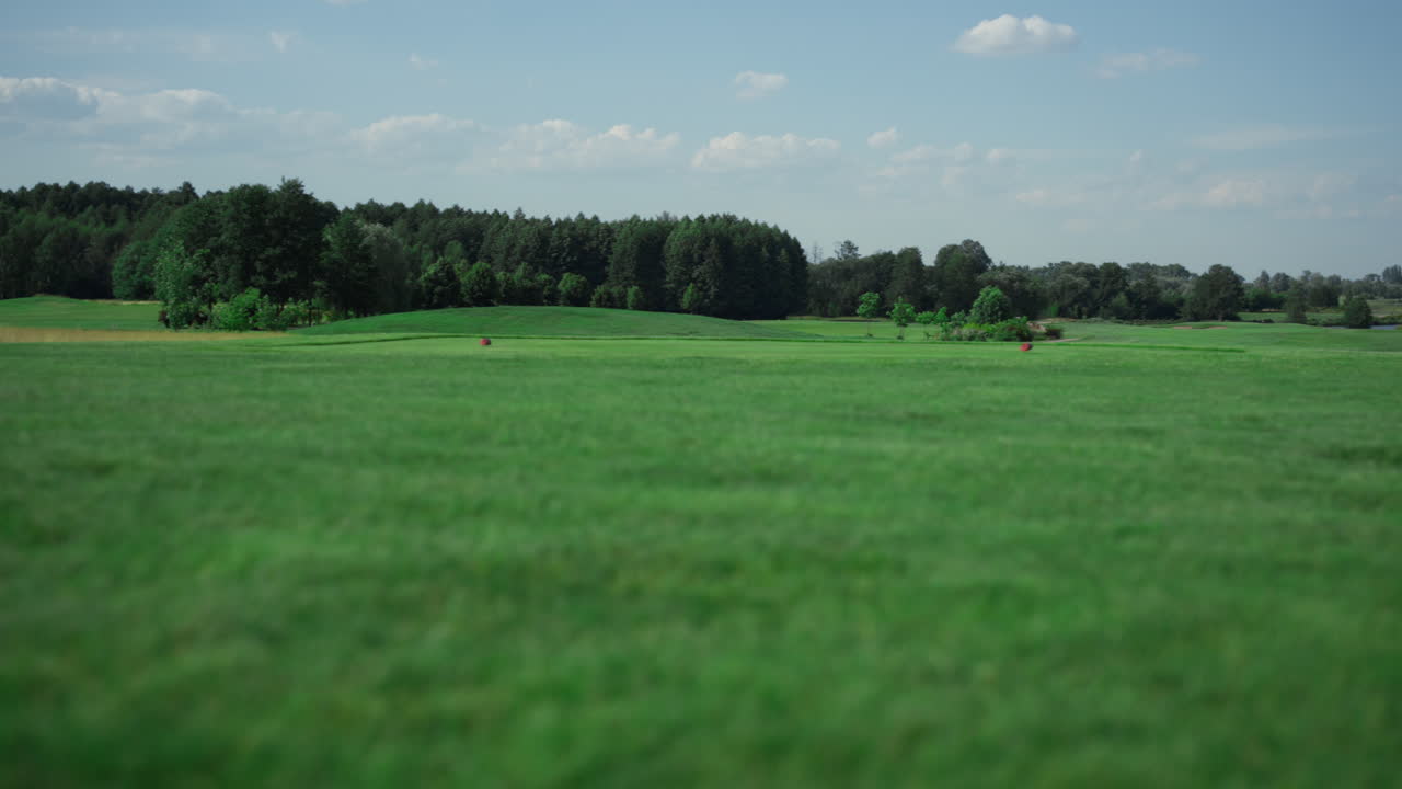 golf fairway vista del paisaje en el club de campo. ninguna gente concepto de relajación de la naturaleza.