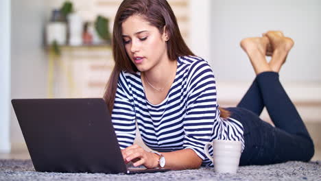 relajándose con sus sitios favoritos en línea