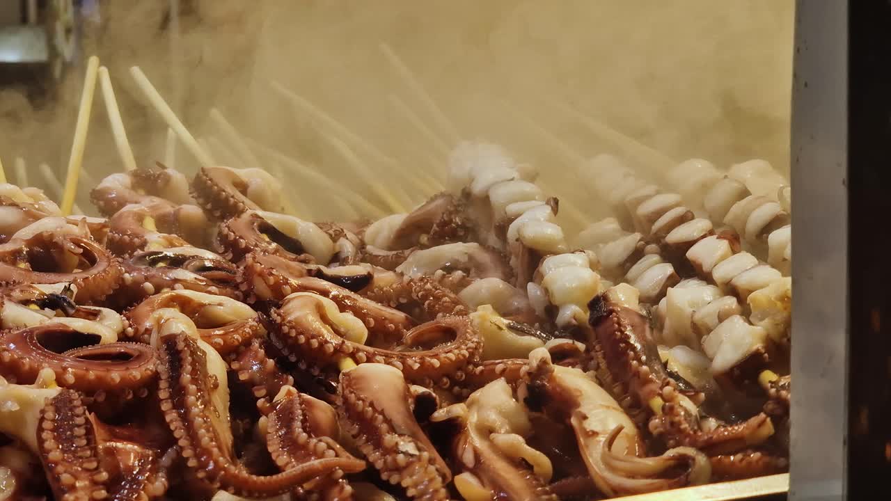 Tentacoli di polpo in mostra al mercato di cibo di strada a Seul, Corea del Sud