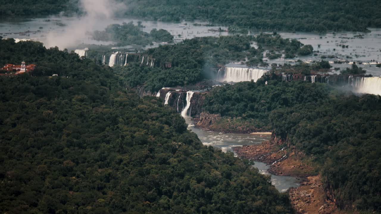 bosque verde exuberante en el parque nacional con cataratas de iguazu y río en brasil y argentina