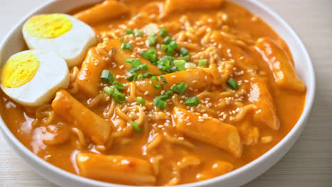 fideos instantáneos coreanos y tteokbokki en salsa picante coreana, rabokki - estilo de comida coreana