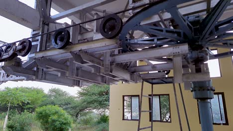 Teleférico-Con-Rueda-Giratoria-Eléctrica-En-La-Estación-Terrestre-Del-Teleférico-Desde-Un-ángulo-Plano.-El-Vídeo-Se-Toma-En-Pushkar,-Rajasthan,-India,-El-19-De-Agosto-De-2023.