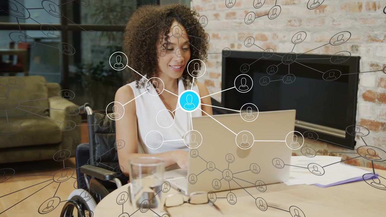 Donna in sedia a rotelle che digita su un laptop, attivando una sovrapposizione di rete con un punto blu pulsante per lavoro tecnologico.