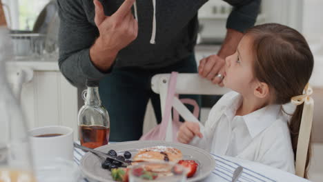 Padre-Preparando-Gofres-De-Desayuno-Para-Su-Hijo-Lindo-Niño-Disfrutando-De-Una-Deliciosa-Comida-Casera-En-La-Cocina-De-Casa-4k