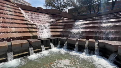 Fort-Worth-Water-Gardens-Innenstadt-Kunstviertel-Wasserbrunnen-Außenansicht-B-Rolle-Gründungsaufnahme