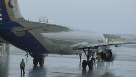 mantenimiento en el hangar del avión de la familia airbus a320 de ural airlines