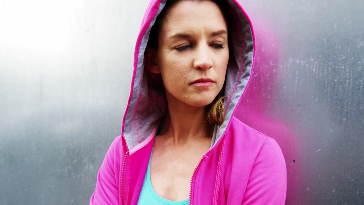 bailarín de pie fuera del estudio de baile