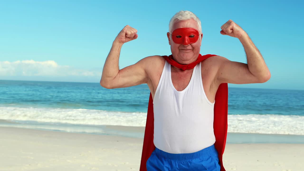 y boom zap texto en burbuja de discurso contra senior en disfraz de superhéroe en la playa