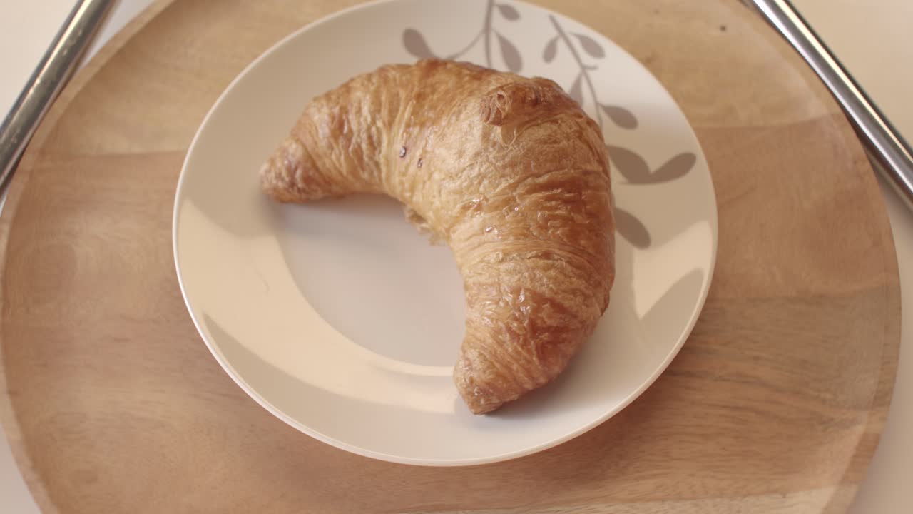 un croissant en un plato blanco
