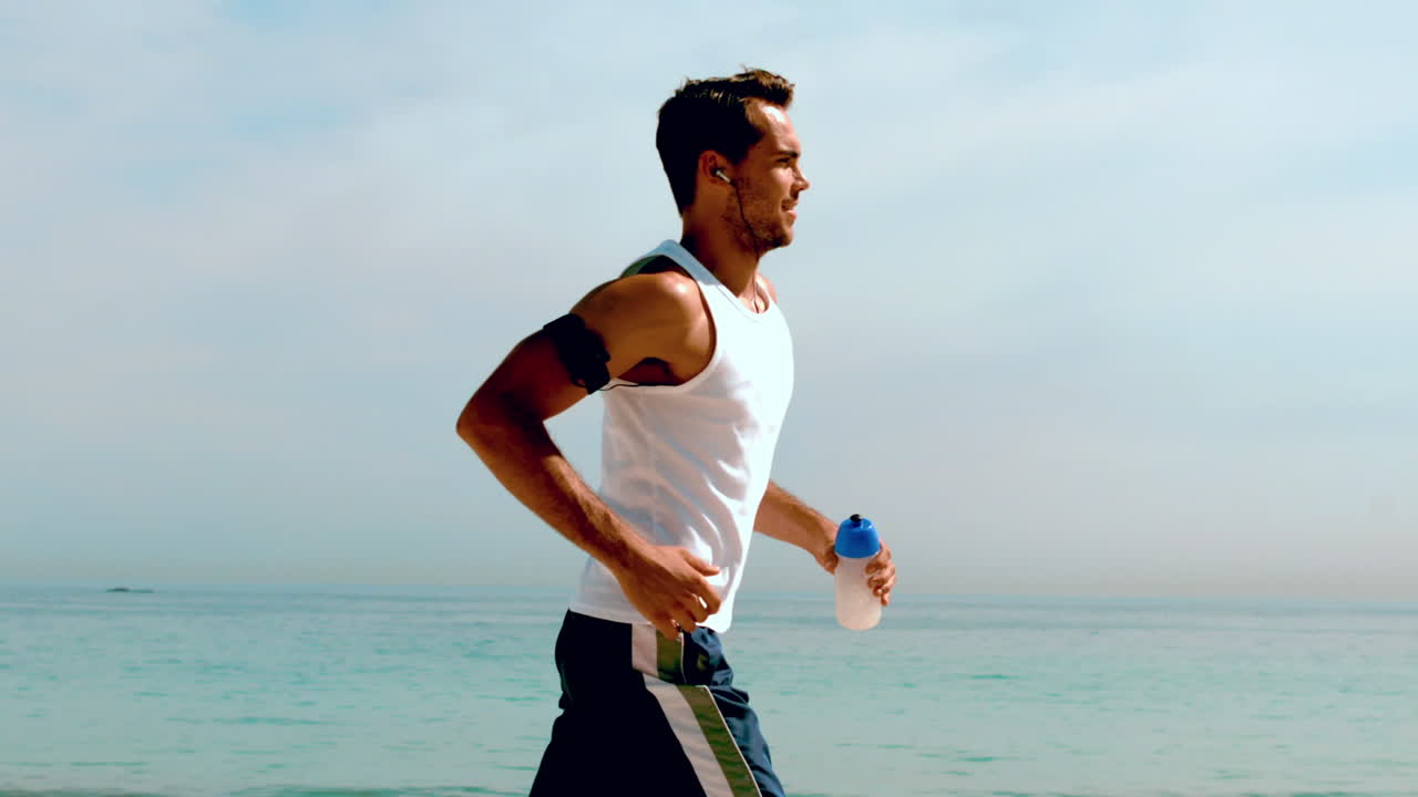 해변을 가로질러 조하는 운동선수