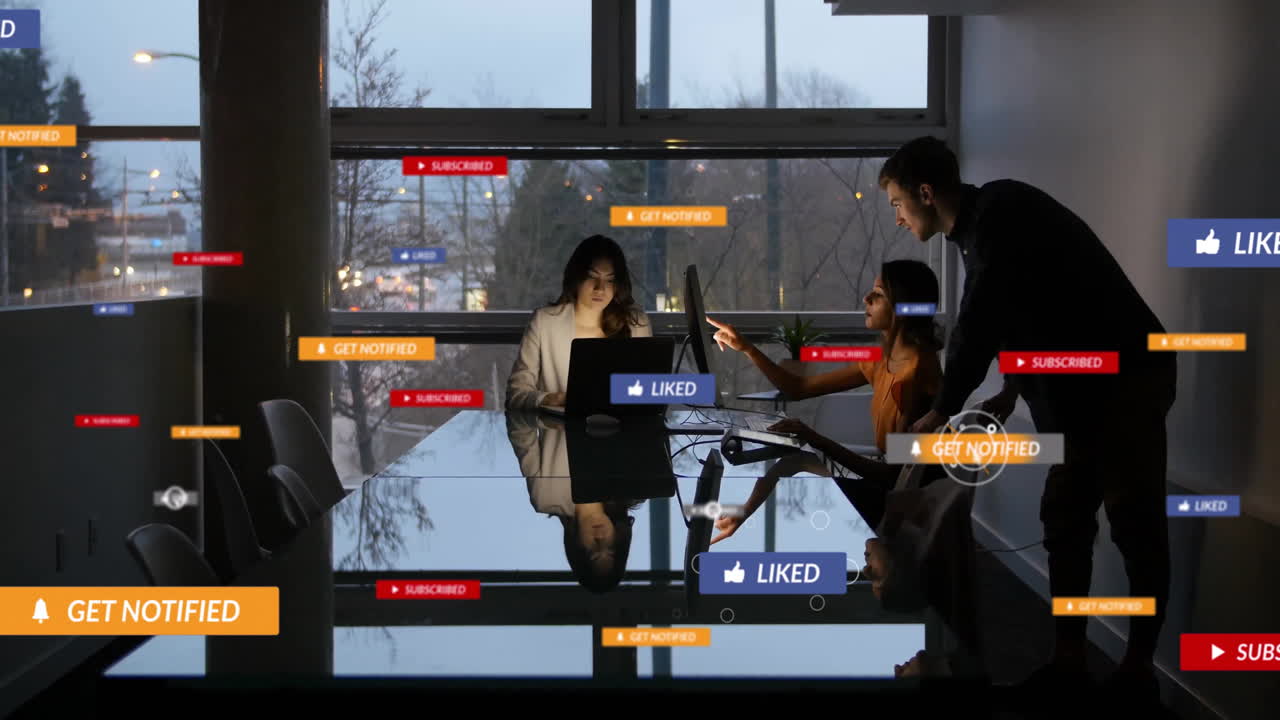 다양한 동료들이 사무실에서 일을 논의하는 미디어 아이콘의 애니메이션