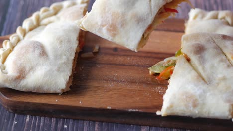 pizza calzone en una mesa