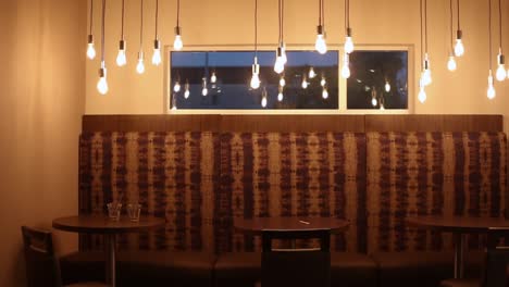 copia de seguridad de la toma en cámara lenta de un agradable ambiente interior con luces colgantes