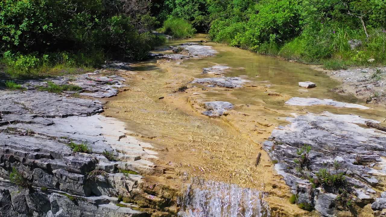 tiro de drone de la cascada pericnik en el parque nacional triglav, eslovenia