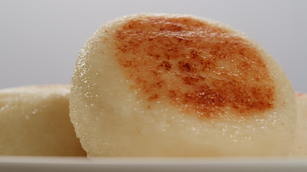 고품질의 4k 영상으로 색 식탁 천을 가진 테이블에 응축 우유와 함께 치즈 쿠키