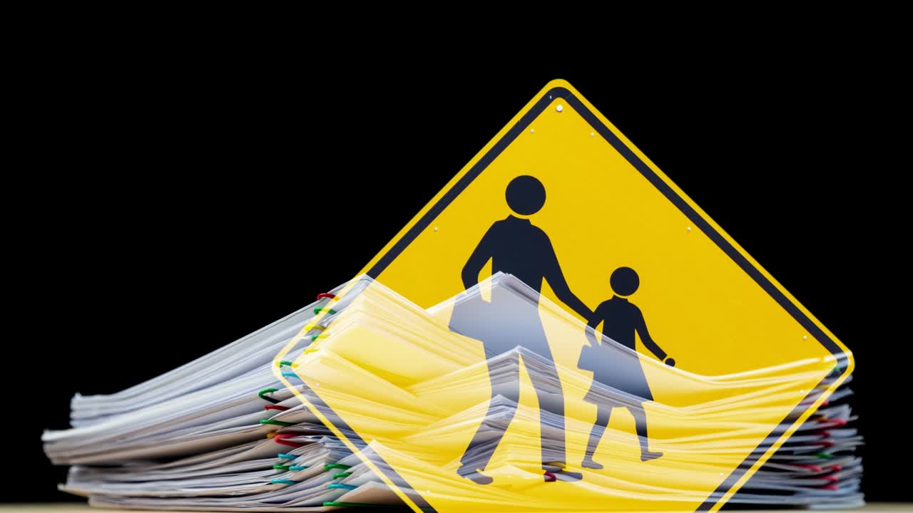 스 모션 학생과 부모 기호는 스택 오버로드 문서 보고서 종이를 통해 검은색 배경과 복사 공간에 다채로운 종이 클립을 통해 실행됩니다.