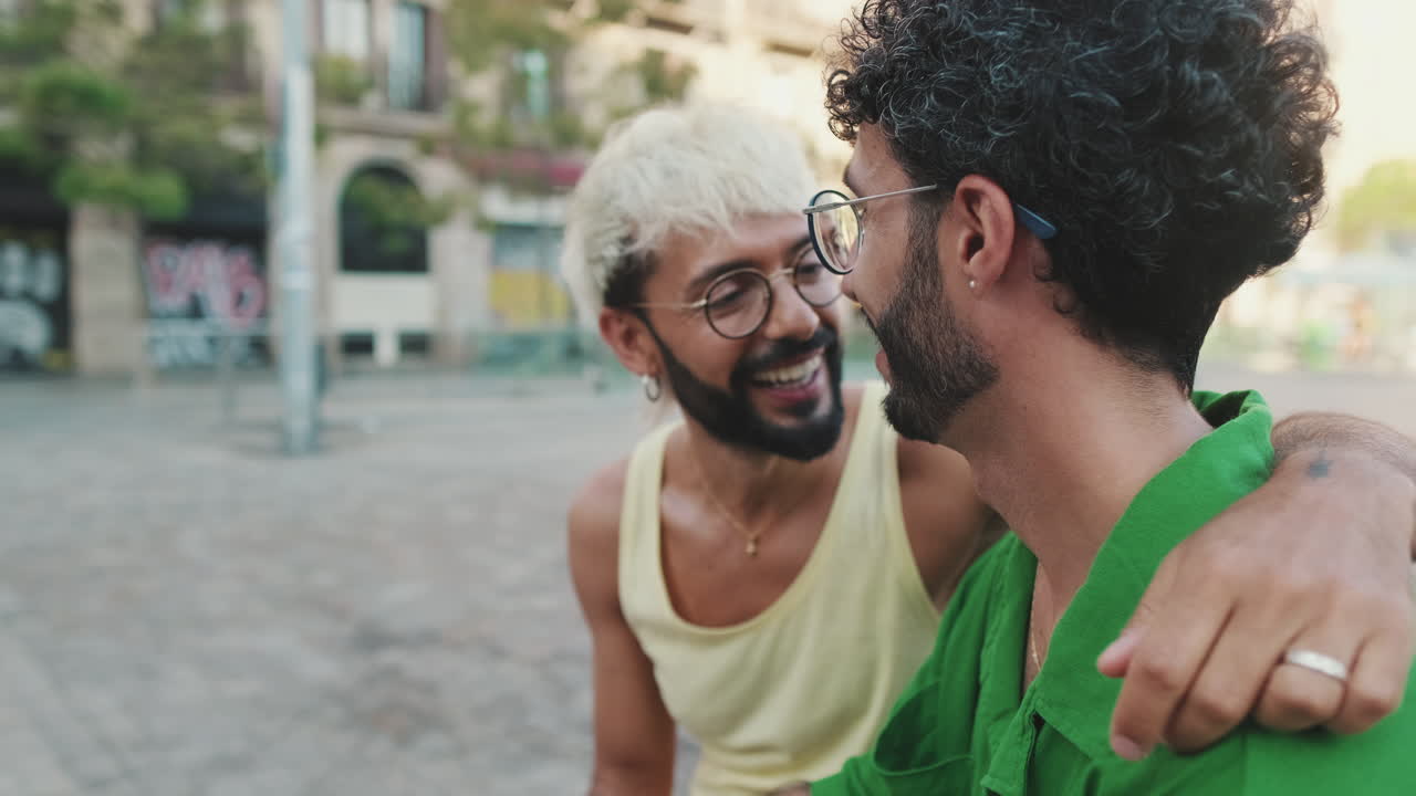 Coppia gay felice che si abbraccia e parla per strada