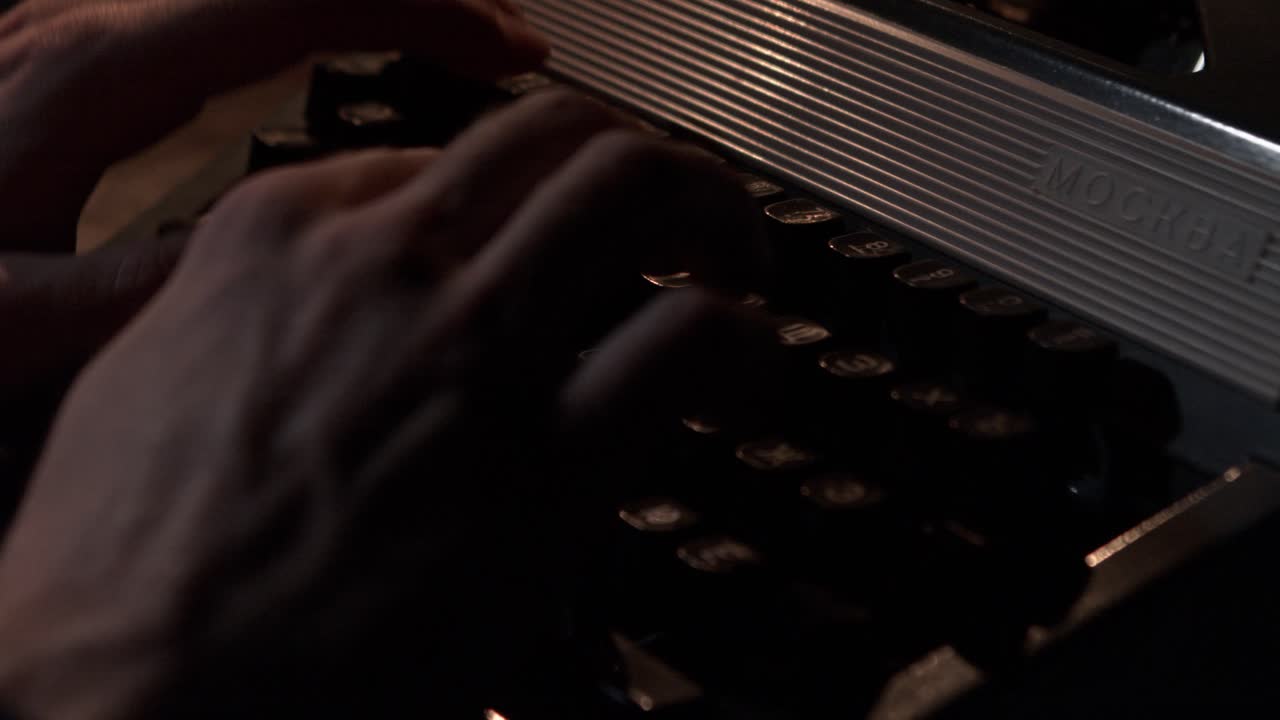 오래된 타자기 에서 손 으로 타이핑 하는 것