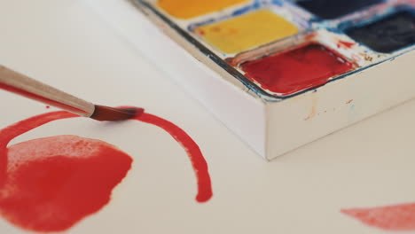 détail d'un pinceau peinture aquarelles rouges 4