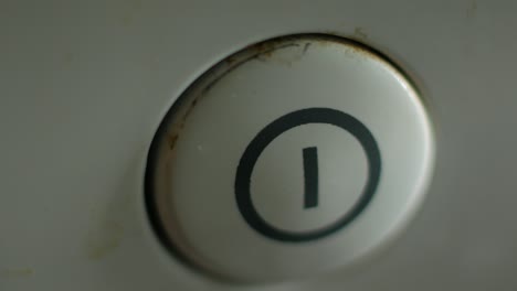 presionando el botón de encendido y apagado en cualquier dispositivo