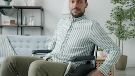 hombre en silla de ruedas