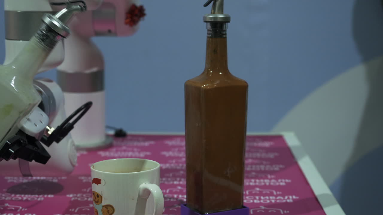 로이 컵에 액체를 부어 넣는 것