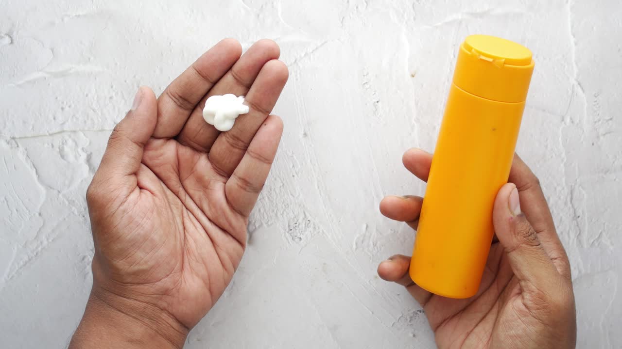 Hombres jóvenes que usan crema de protección solar