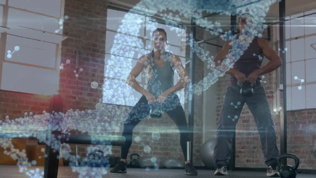 체육관에서 케틀벨을 가지고 운동하는 두 인종의 건강한 커플에 대한 의료 데이터 처리