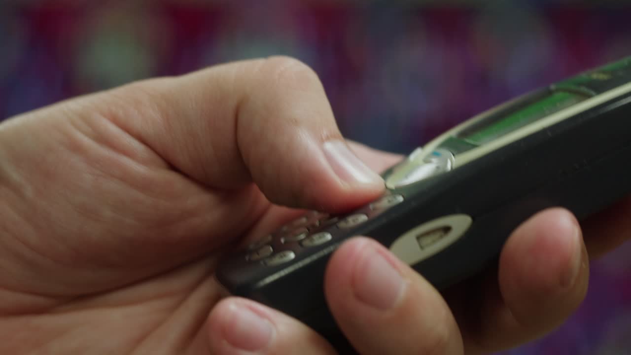 Hand using an old Nokia cell phone