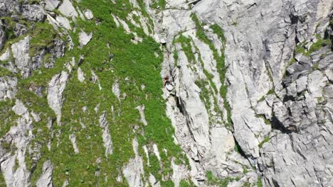 Un-Joven-Blanco-Camina-Con-Cuidado-Y-Precaución-Por-Un-Camino-Fuera-De-La-Carretera-Que-Baja-Por-La-Montaña-Con-Muchos-Guijarros,-Piedras-Y-Rocas