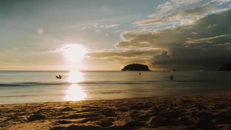 Lapso-De-Tiempo-Al-Atardecer-En-La-Playa,-Phuket