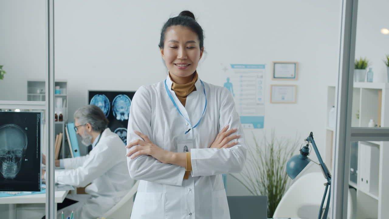 의료 사무실의 여성 의사