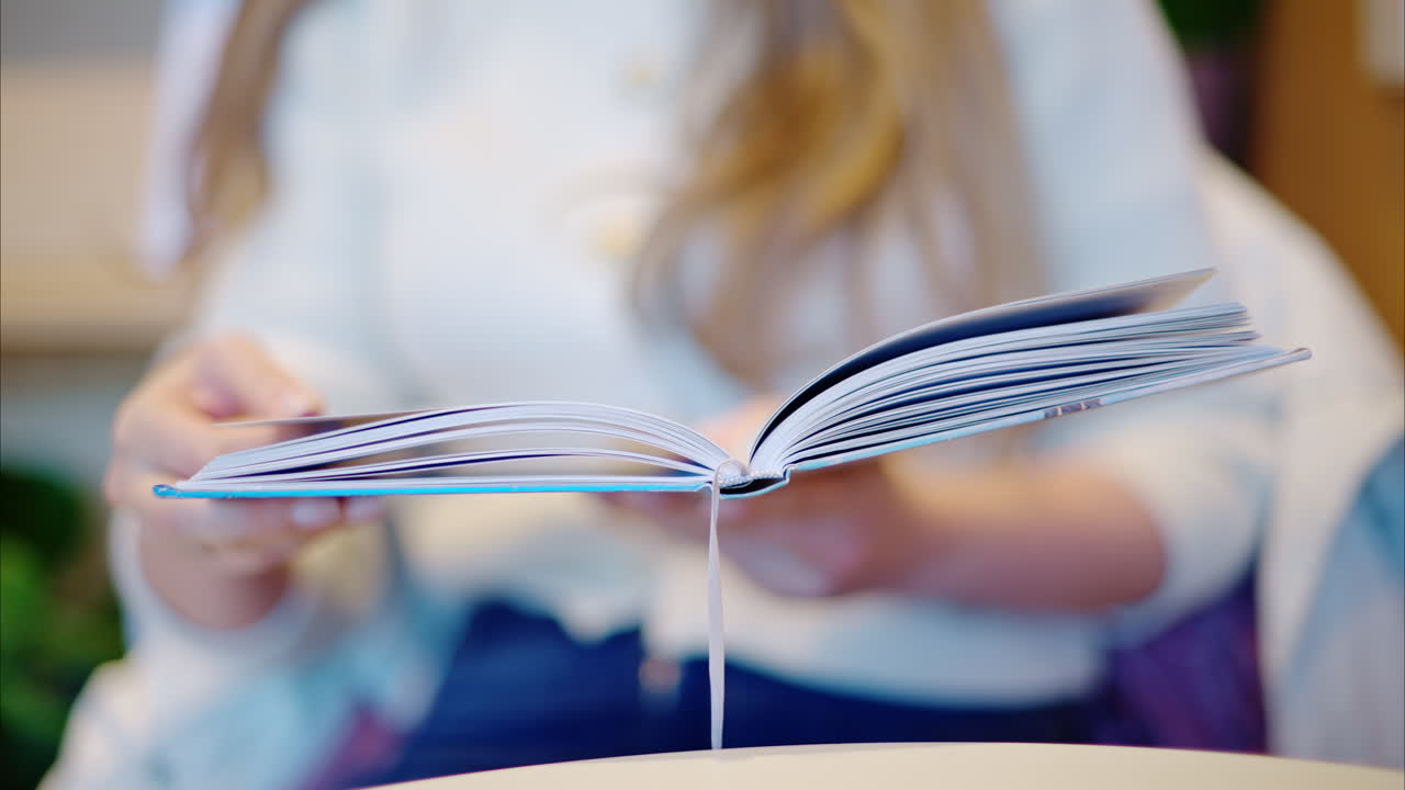 Primo piano di una donna che legge un libro in una caffetteria