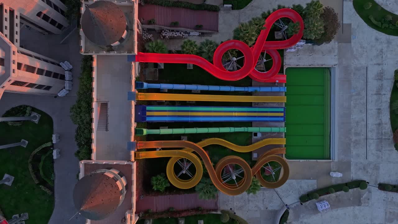 Tons quentes em escorregadores não utilizados e espaço de parque calmo, Bulgária