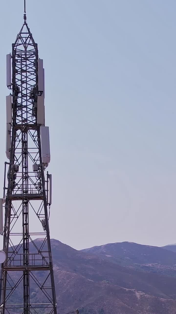 Torre di telecomunicazione su una montagna con cielo limpido