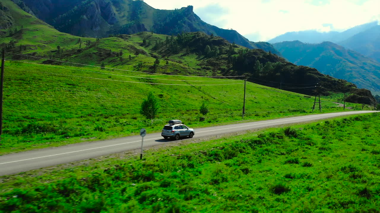 경치 좋은 산길 에서 자동차 를 운전 하는 것