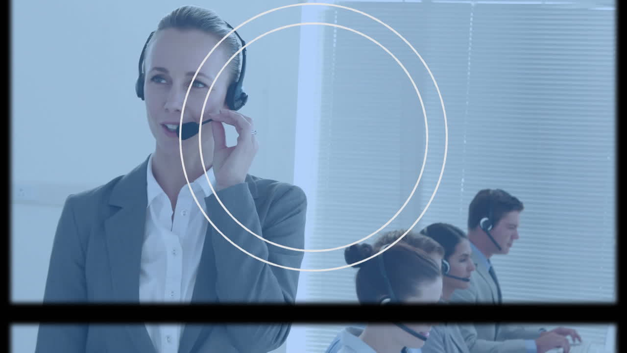 animación de pantallas y círculos sobre personas de negocios que llevan auriculares de teléfono
