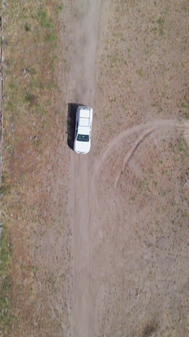 Cile, SUV fuoristrada che guida sull'autostrada di montagna del Cajon del Maipo