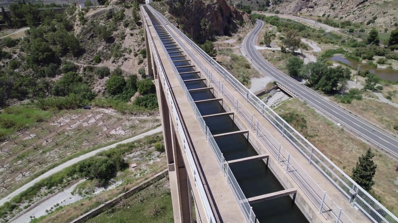 Canal para transporte de água. Aqueduto moderno. Vista aérea sobrevoando. Ponte em arco. Aqueduto de Cañizares. Granada. Espanha.