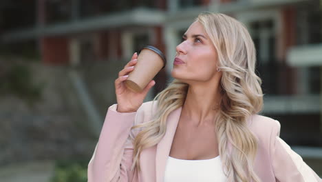 retrato de una mujer de negocios bebiendo café en la calle. una mujer disfrutando del café al aire libre