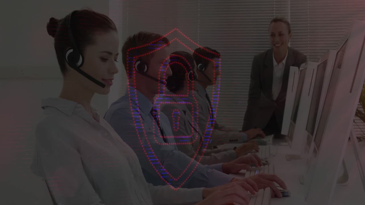 iconos de candados y escudos de seguridad que se mueven contra los ejecutivos de servicio al cliente que trabajan en la oficina