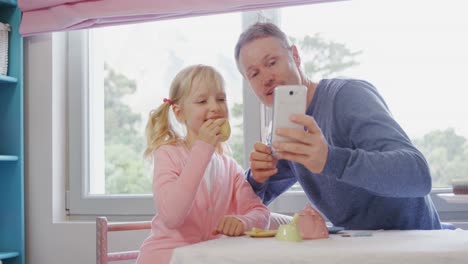 Vater-Und-Tochter-Machen-Selfie-Vom-Mobiltelefon-4k