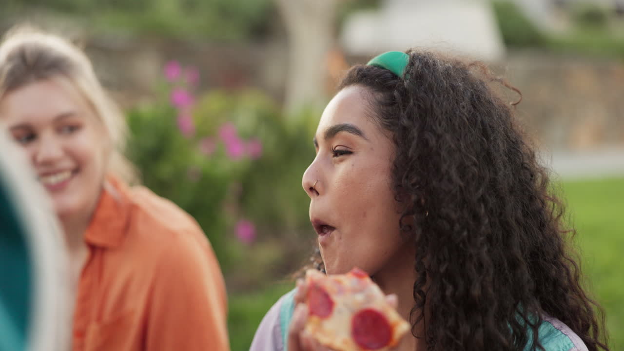 mujer feliz, amigos y comiendo pizza en el parque