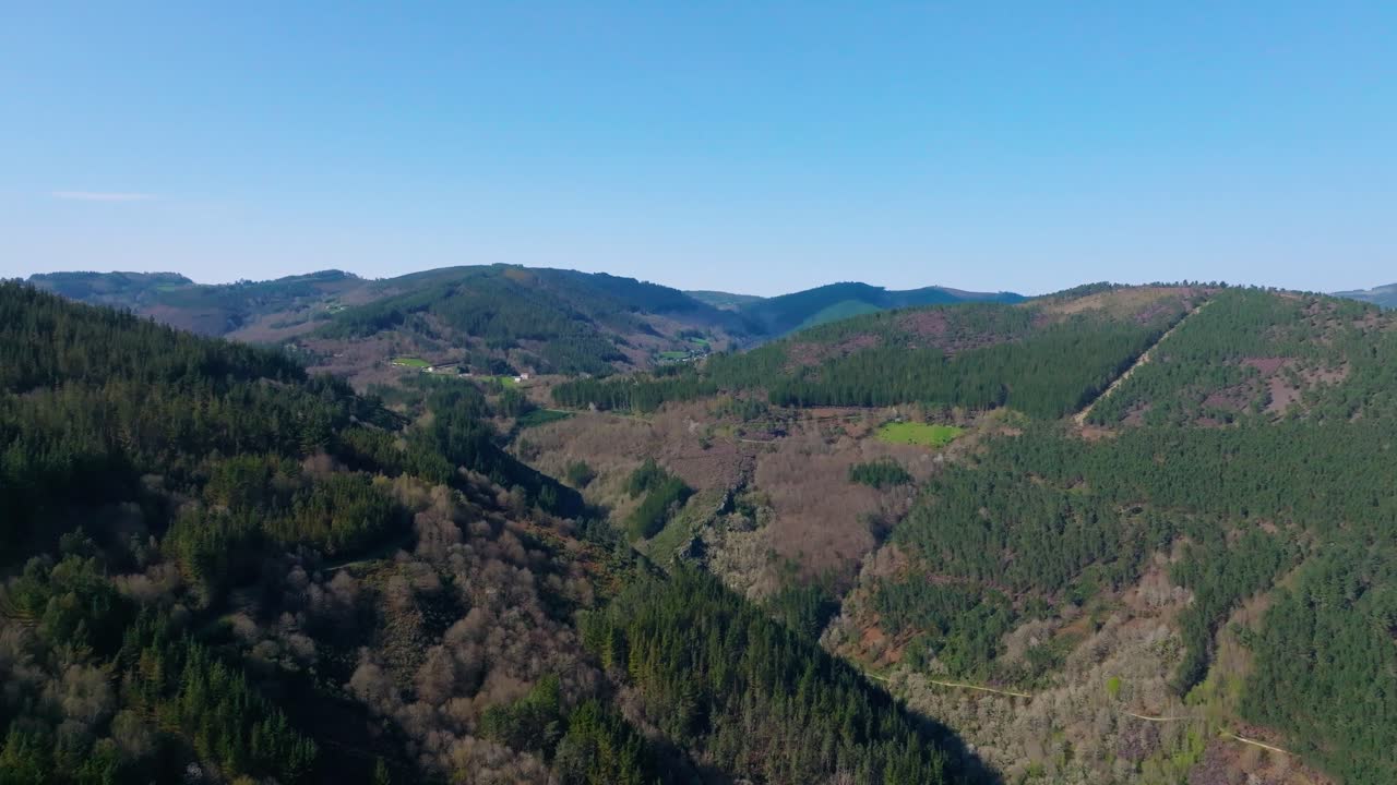 cielo azul sobre montañas verdes en fonsagrada, lugo, españa