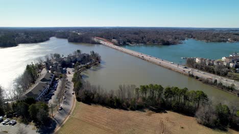 puente de la calzada a lo largo del lago norman nc, carolina del norte