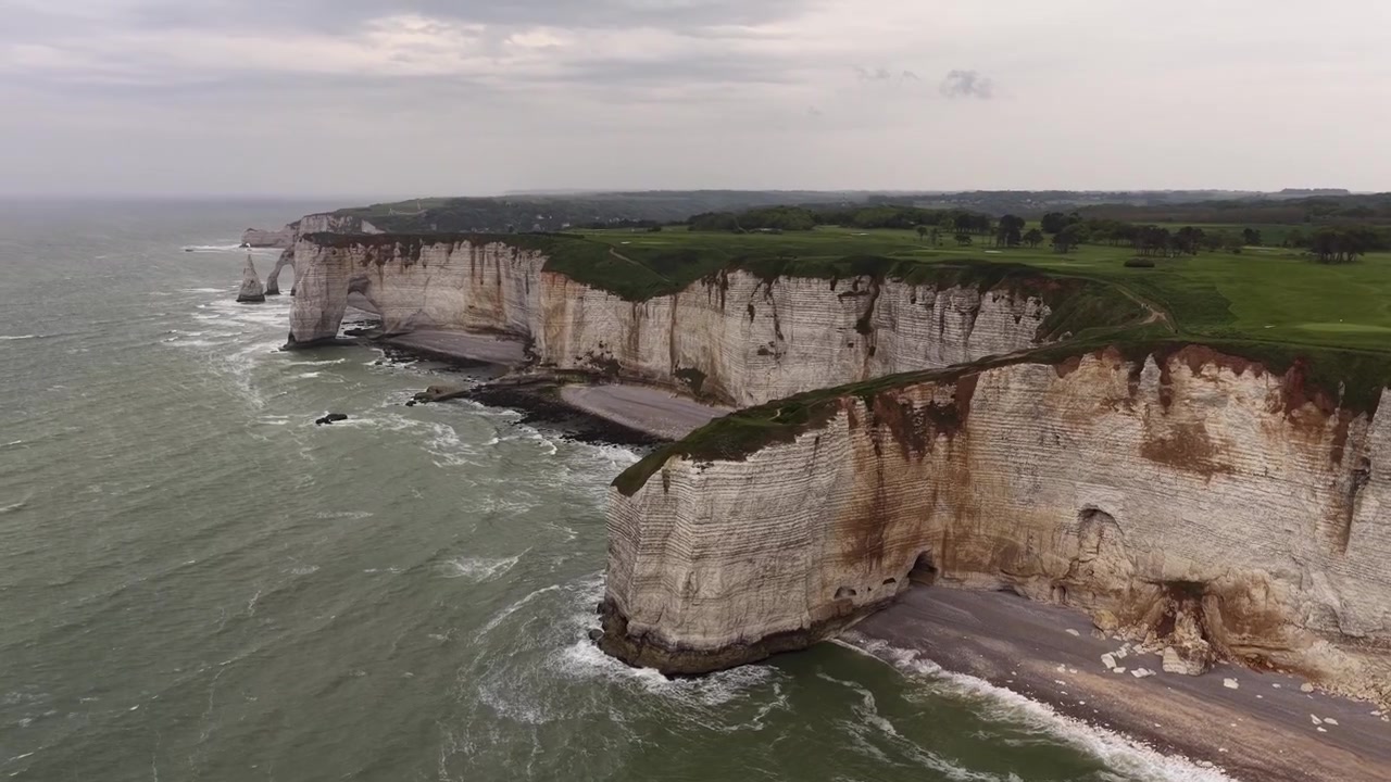 Falaises d'Étretat en Normandie, France, Côte d'Albâtre, Manche, vue aérienne par drone.