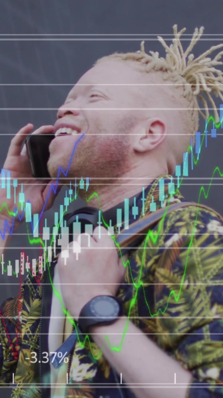 Animasjon av databehandling over en albino afroamerikansk mann som bruker smarttelefon