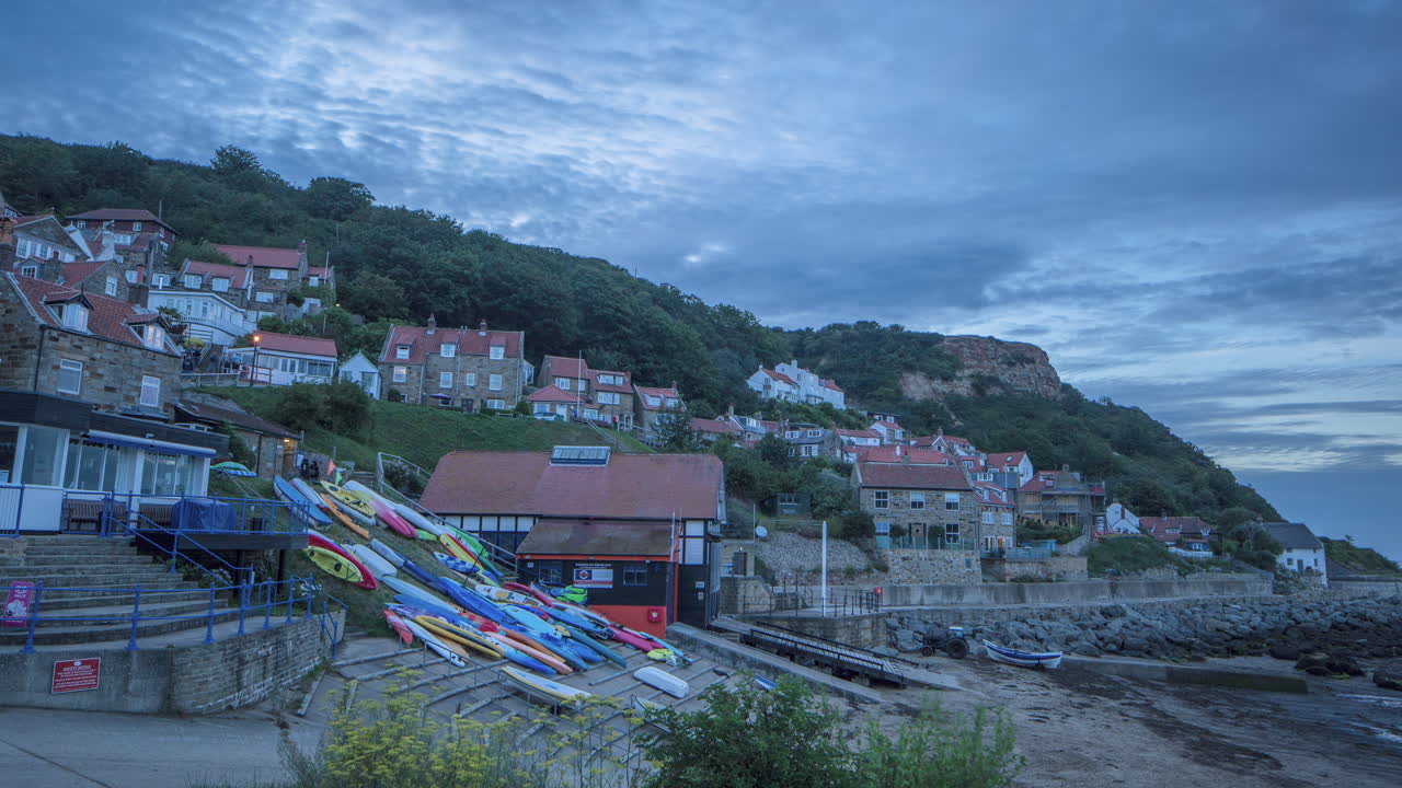 runswick bay village timelapse atardecer hasta el anochecer, luces encendidas en el pueblo