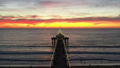 acuario roundhouse en el muelle de manhattan beach decorado con luces navideñas durante la temporada navideña