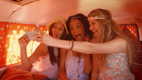 en formato de alta calidad amigos hipsters en un viaje de carretera tomando selfies